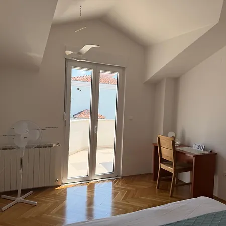 Timo Split Croatia Lägenhetshotell Kaštela